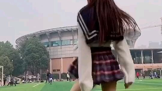 操场上蹦哒的小姐姐,好看